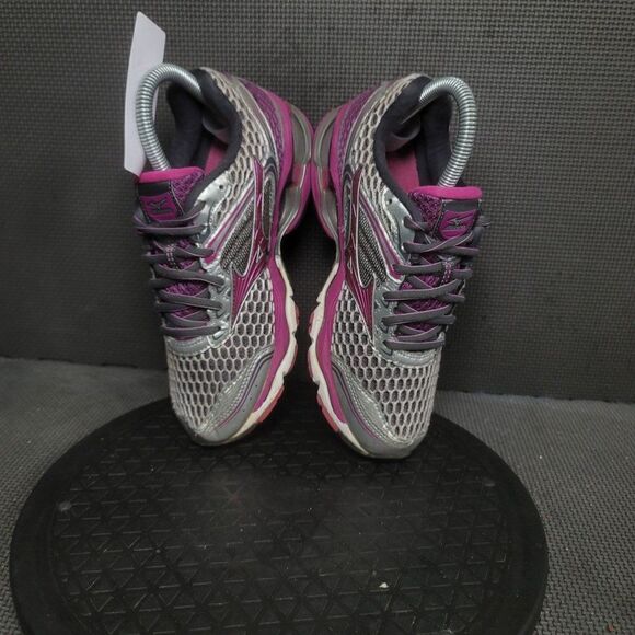 Mizuno Gray Athletic Shoes with Mesh Upper and Wave Design - Picture 5 of 9